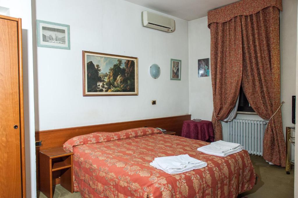 Vip Hotel Piacenza Exterior foto