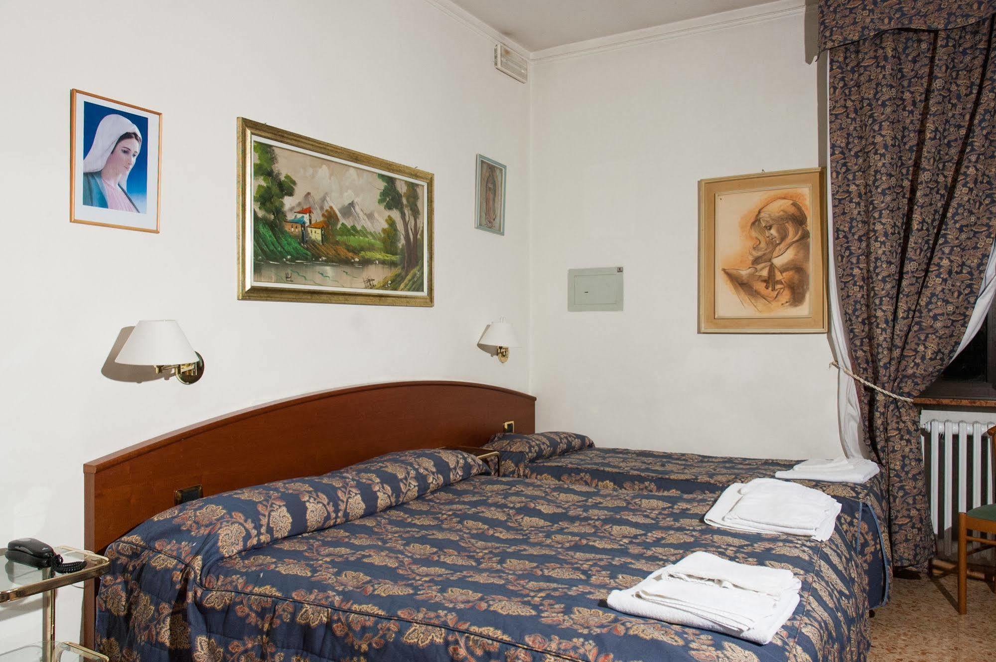 Vip Hotel Piacenza Exterior foto